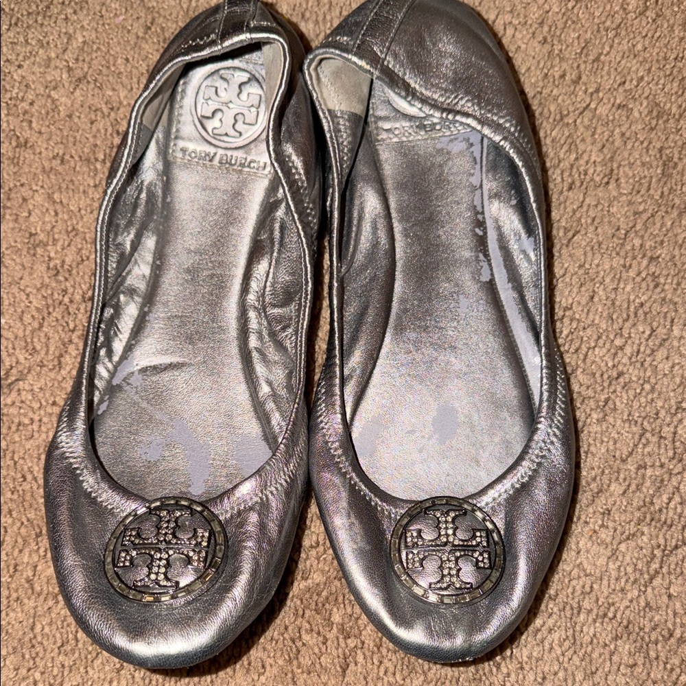 Tory Burch Metallic Silver Leather Ballet Flats with Logo Medallion